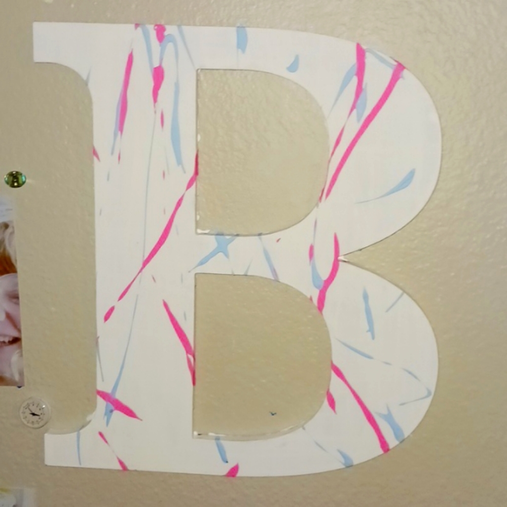 B wall decor